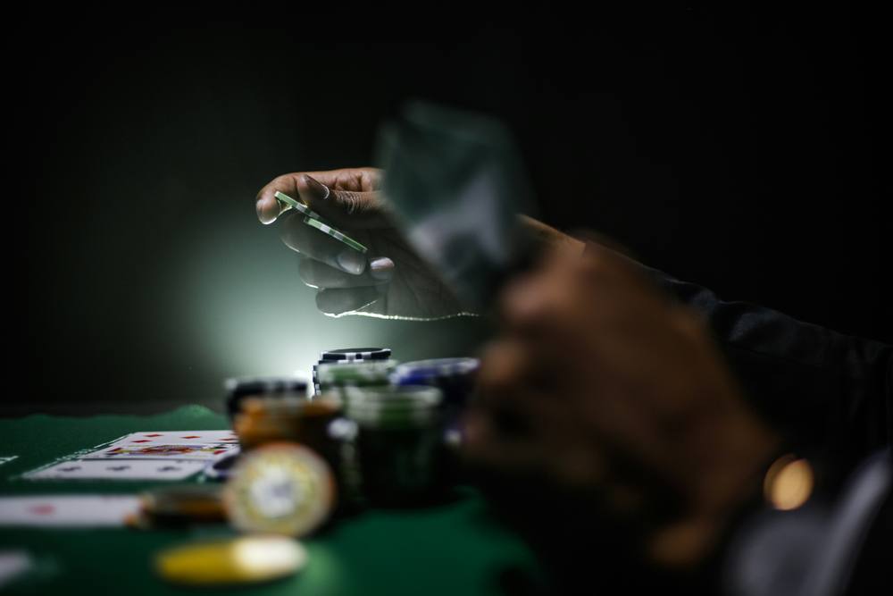 Chip poker tersusun rapi dalam fokus selektif