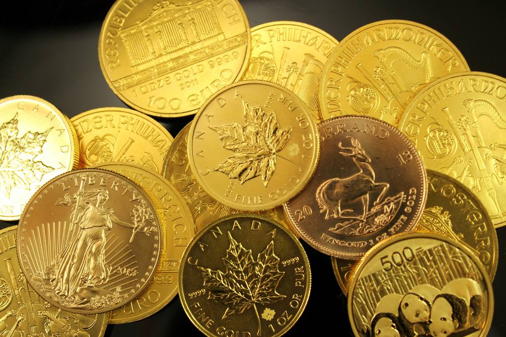 Koin emas bertaburan sebagai ilustrasi cashback slot mingguan