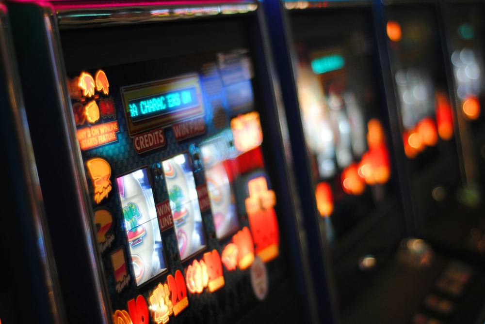 Mesin slot bercahaya di lantai kasino